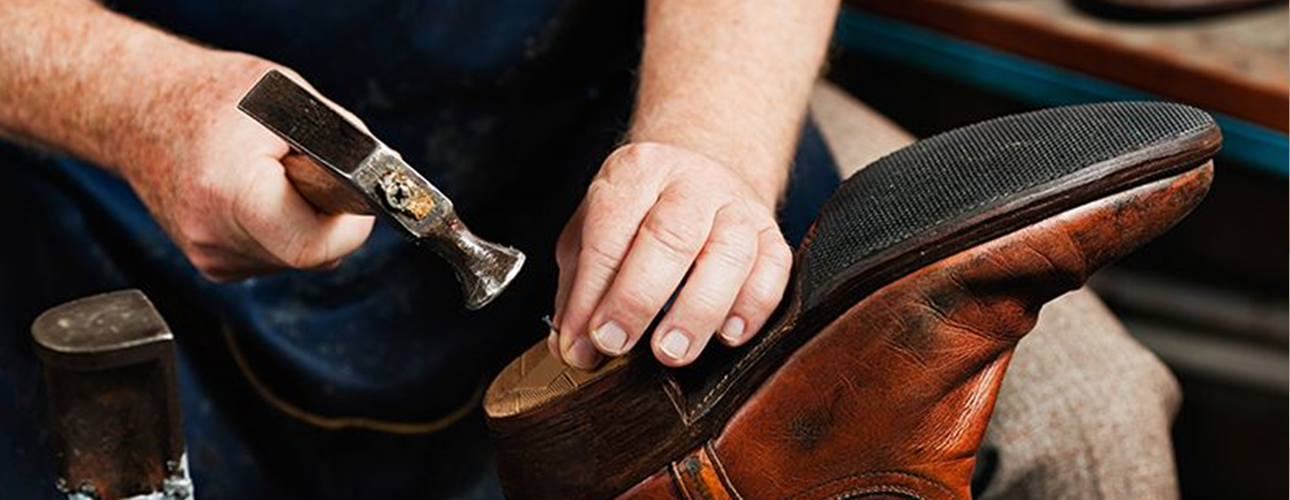 SCHUHREPARATUREN - HIER IM HAUSE<br />• Gummisohlen<br />• Profilsohlen<br />• Absätze<br />• Profilabsätze<br />• Klebearbeiten<br />• Sonstiges<br />